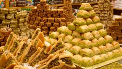 تفسير حلم الميت يأكل حلويات للعزباء والمتزوجة والحامل: آراء ابن سيرين، النابلسي، وابن شاهين