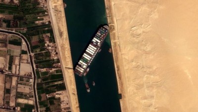 هل تنجح جهود إعادة تعويم سفينة الحاويات البنمية الجانحة إيفر غيفين؟