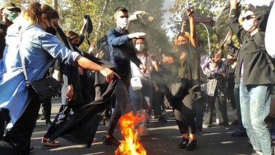 باريس تستنكر استدعاء سفيرها في طهران