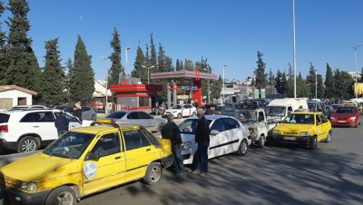 مستشارية إيران في سوريا تعد بحل أزمة المحروقات