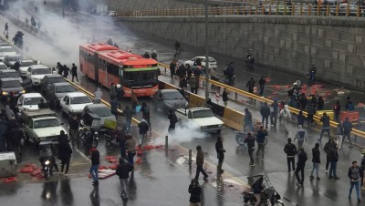 قيادي في "الحرس الثوري" يدعو لإعدام المحتجين في إيران