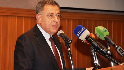 السنيورة: نصرالله يتصرف وكأنه "المرشد" للنظام اللبناني