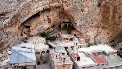 بضغوط روسية.. "حزب الله" يخلي موقعا قرب دير مسيحي شمال دمشق