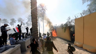 بومبيو يحذر قادة العراق بعد مهاجمة السفارة