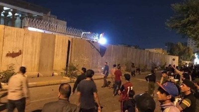 إيران ترد على رفع العلم العراقي على قنصليتها في كربلاء بقتل 4 متظاهرين