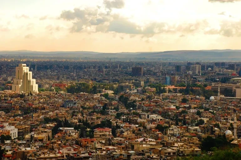 جبل قاسيون: رمز التاريخ والثقافة في قلب دمشق