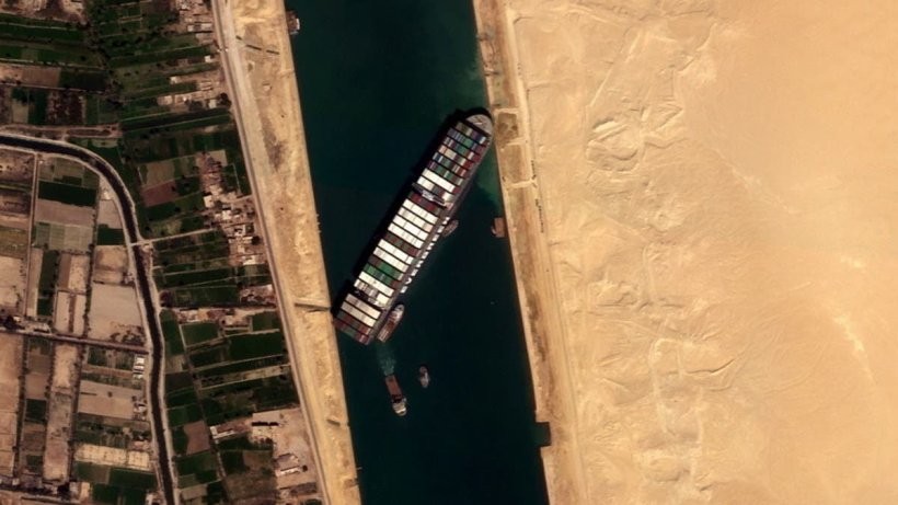 هل تنجح جهود إعادة تعويم سفينة الحاويات البنمية الجانحة إيفر غيفين؟