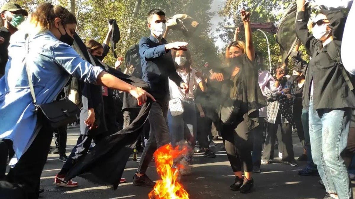 باريس تستنكر استدعاء سفيرها في طهران