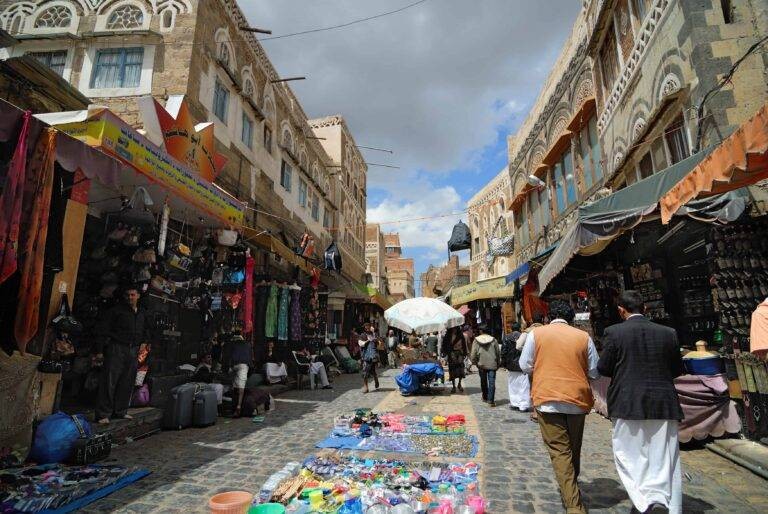 مقتل باعة وإصابة زبائن بنيران الحوثيين