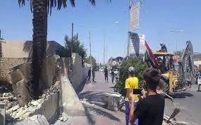 بالجرافات.. متظاهرون يهدمون مقار الأحزاب السياسية في ذي قار (فيديو)