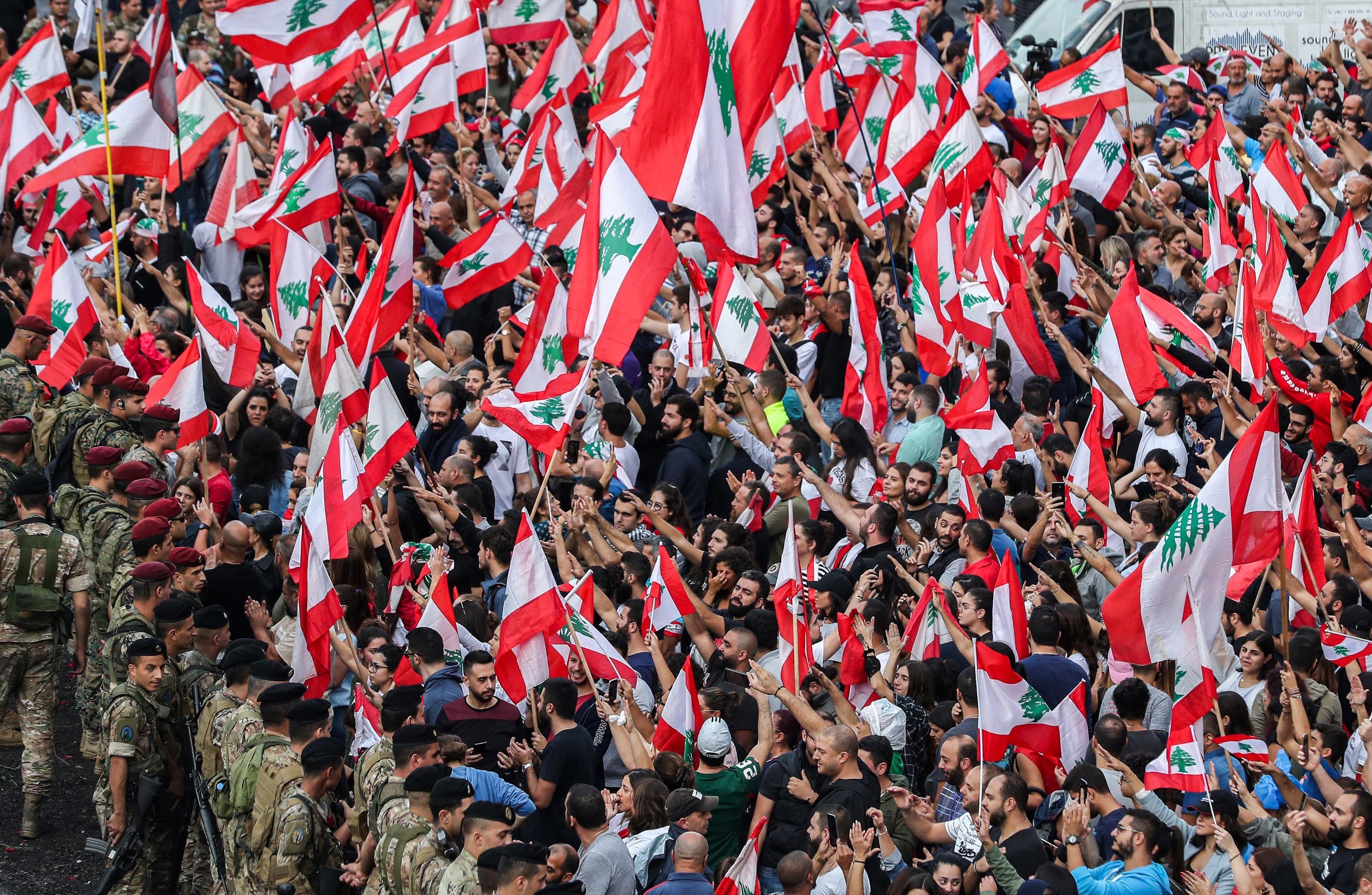 اللبنانيون يواصلون مظاهراتهم ويرفضون كلمة "عون"