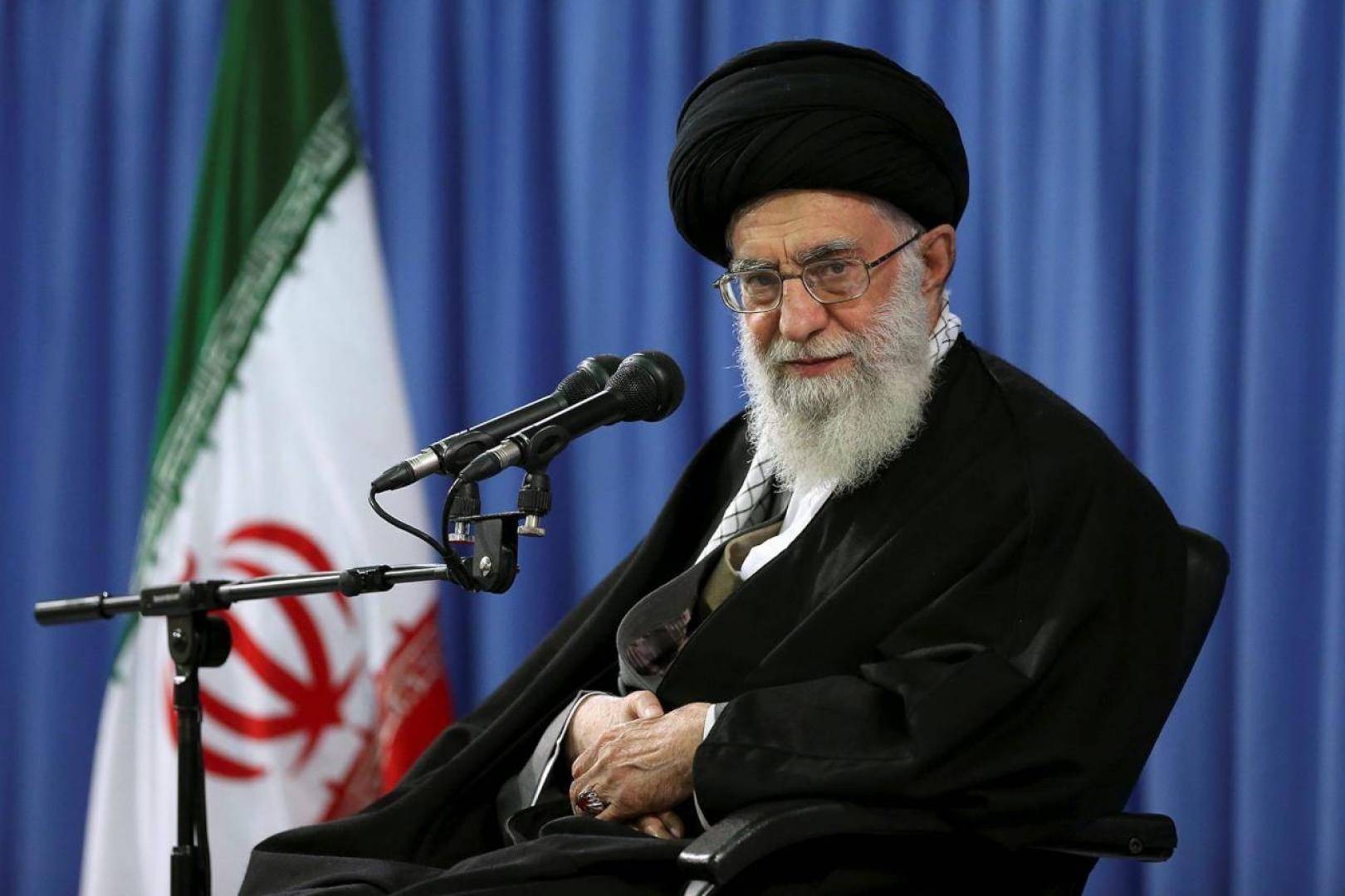 خامنئي يهدد بريطانيا ويؤكد خفض التزامات طهران بالاتفاق النووي