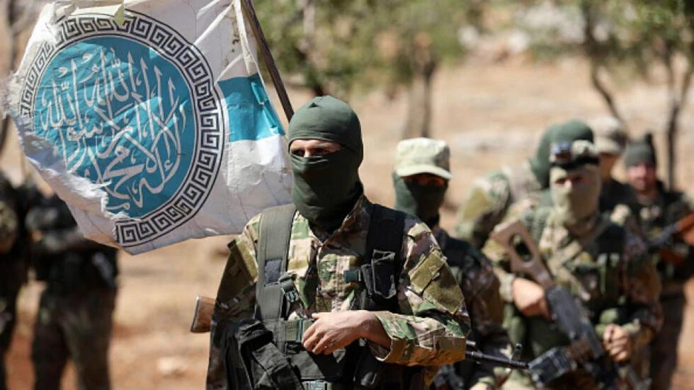 اتفاق تاريخي في سوريا: حل هيئة تحرير الشام والفصائل المسلحة خلال اجتماع موسع بقيادة أحمد الشرع
