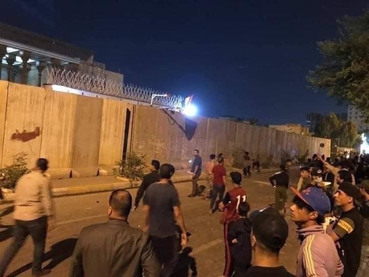 إيران ترد على رفع العلم العراقي على قنصليتها في كربلاء بقتل 4 متظاهرين