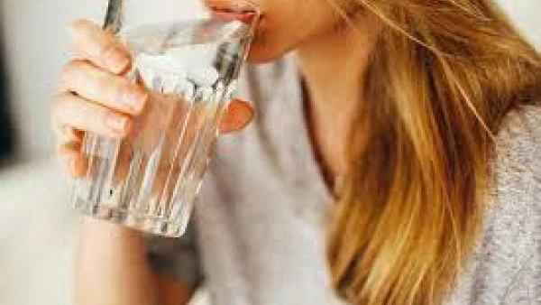 تفسير حلم شرب الماء في المنام للمتزوجة والعزباء والمطلقة عند ابن سيرين والنابلسي