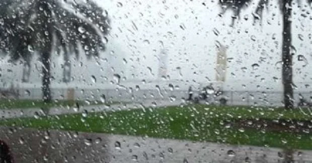 تفسير حلم المطر في الصيف للعزباء والمتزوجة والمطلقة والحامل: آراء ابن سيرين والنابلسي وابن شاهين