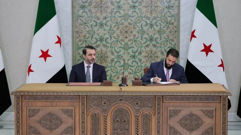 الإعلان الدستوري السوري يرسم خارطة طريق المرحلة الانتقالية ويجرم تمجيد نظام الأسد